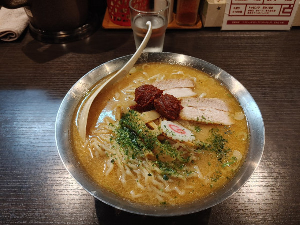 「辛麹味噌ラーメン　特盛り　900+200円」@とんとんラーメンの写真