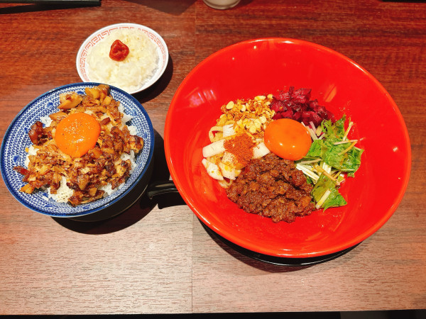 「本格汁なし担担麺＋炙りチャーシュー丼＋ダイブ飯」@博多拉坦麺 まるたん 那の川店の写真