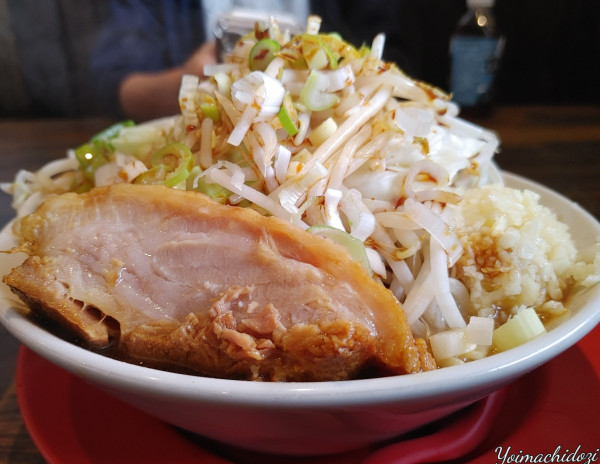 「らーめん（980円）、薬味ねぎ（120円）」@麺と飯 トンじろの写真