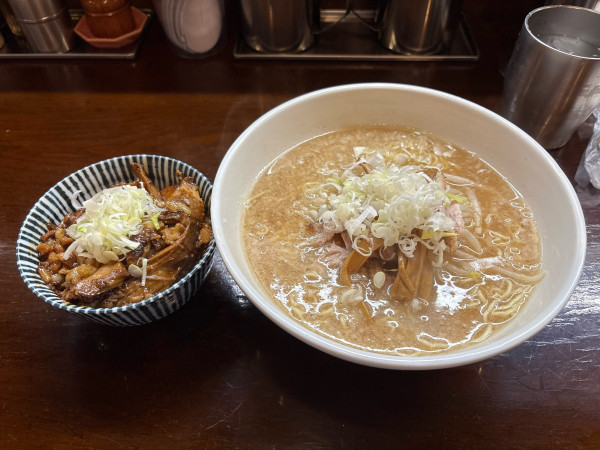 「らーめん + チャーシュー丼」@らーめん大慶の写真