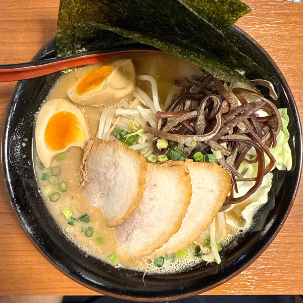 「翔己ラーメン＋替え玉（1回サービス）」@ど豚こつ 翔己の写真