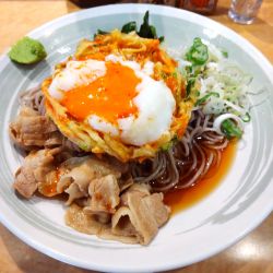 【蒲田限定】ＤＸぴり辛肉盛り天ぷらそば～温玉添え～（￥950