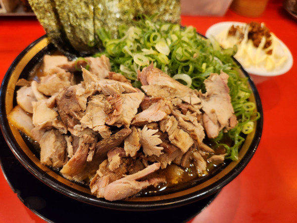 「九条ネギラーメン フォロワーサービス ライス」@横浜家系ラーメン 大輝家の写真