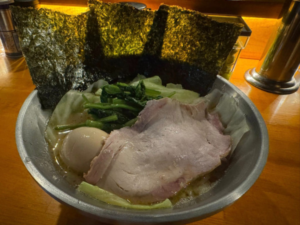 「味玉ラーメン＋キャベツ」@鶴一家neoの写真