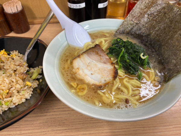 「ラーメン半チャーハンセット」@ラーメンたかし屋 西葛西店の写真