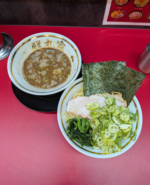 「つけ麺 魚介 + SNSサービス 薬味ねぎ」@との丸家 小山店の写真