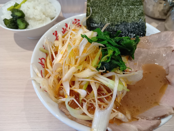 「ちゃーしゅーめん　今日の野菜（辛ネギ）ライス　くずれ玉子」@横浜ラーメン 若崎家の写真
