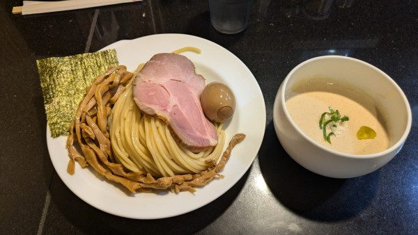 「【夏メニュー】冷しホワイトつけ大盛、味玉、メンマ」@七福軒の写真