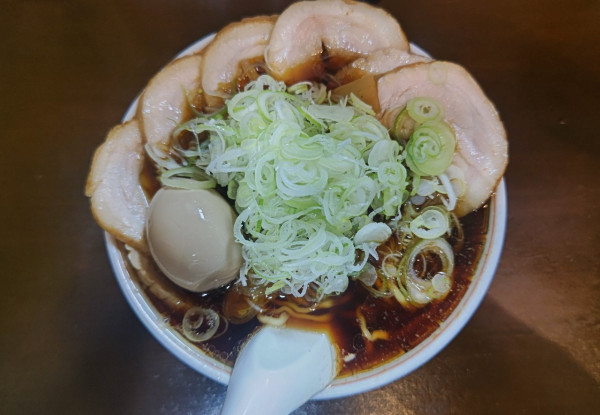 「【肉】中華そば(中太麺)+味玉+ネギ増し」@丸中華そばの写真