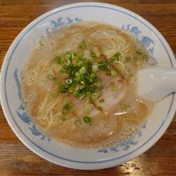 博多ラーメン（750円）+替玉（140円）