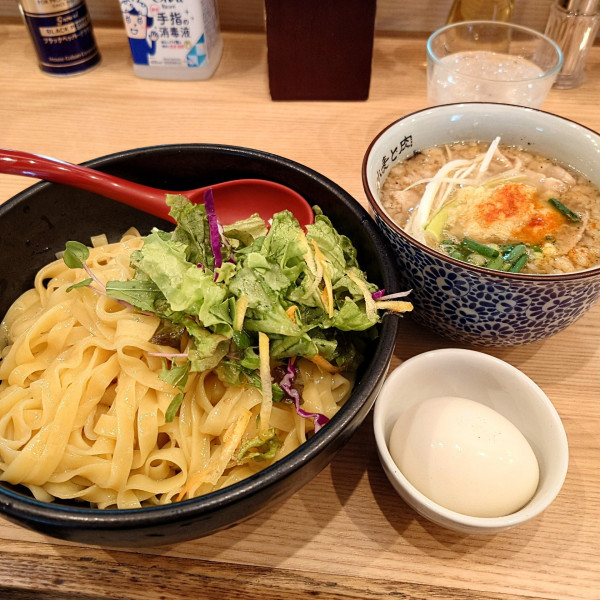 「背脂生姜醤油＋だし味玉」@小麦と肉 桃の木の写真