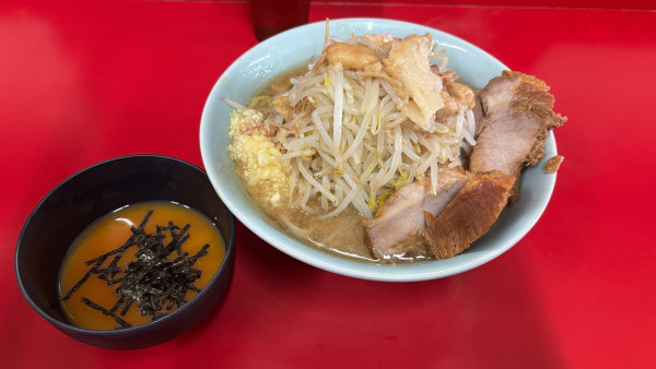 「小ラーメンと生とじ卵」@ラーメン二郎 新宿歌舞伎町店の写真