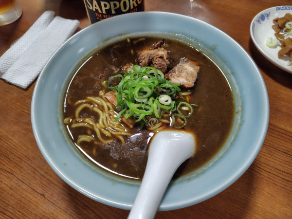 「ラーメン A. 伝統の油こってり濃い口750円」@呑助飯店の写真