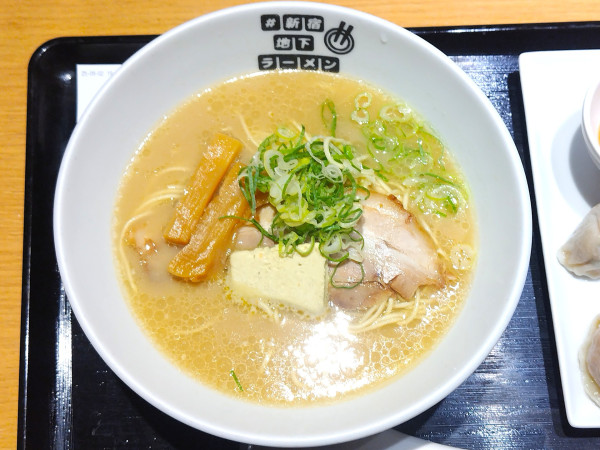 「蟹みそバターの鶏白湯1500円 茹で上げ餃子650円」@#新宿地下ラーメンの写真