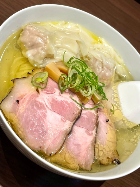 「名古屋コーチンの炙り肉中華そば塩わんたん」@寿製麺よしかわ 坂戸店の写真