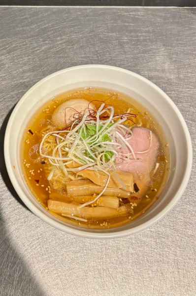 「琥珀醤油味玉拉麺メンマ(650+100)」@天雷軒 四ツ谷本店の写真