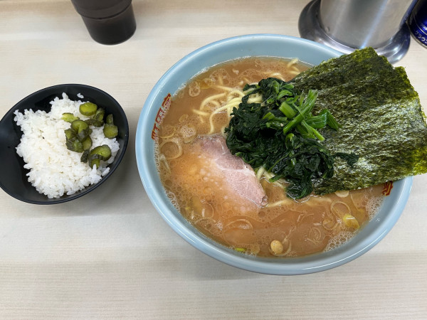 「ラーメン 中盛り➕ミニライス」@横浜ラーメン 町田家 町田本店の写真
