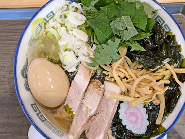 「鳴門わかめ冷やかけ＋大葉＋味玉」@舎鈴 有楽町新東京ビル店の写真
