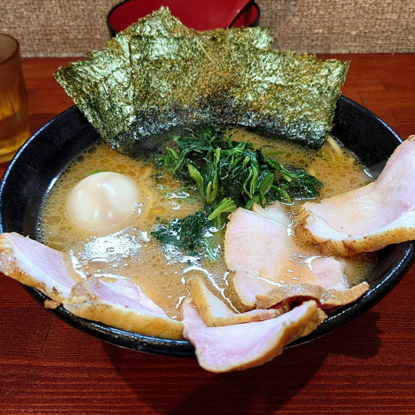 「チャーシューめん＋半熟味玉」@横浜家系らーめん 天王家 寒川総本店の写真
