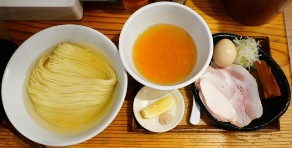 「つけ麺 200g 塩(あさり油)+味玉+藻塩・レモン+ビール(中」@麺屋鈴春の写真