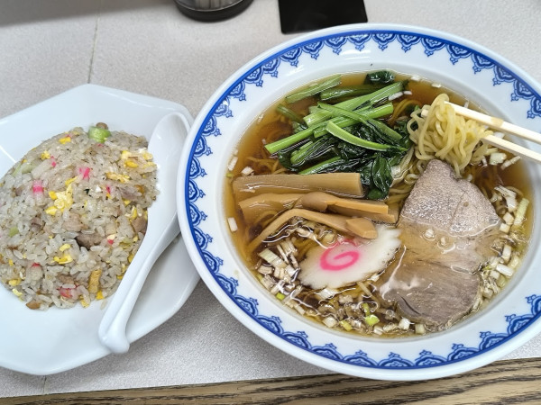 「平日ランチ ラーメン＋半チャーハン(900)」@華やの写真