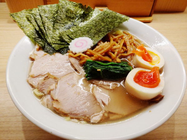 「塩半チャーシューメン大盛り＋海苔＋メンマ＋味玉」@長岡食堂 東京ラーメン横丁店の写真