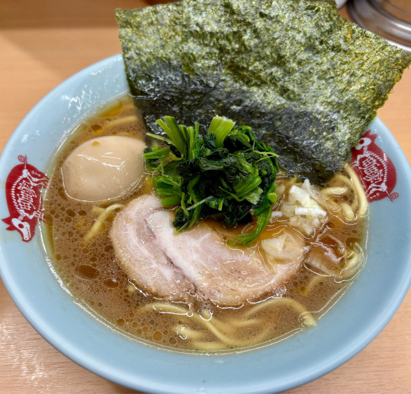 「ラーメン+味玉+半ライス」@横浜ラーメン 町田家 新宿南口店の写真