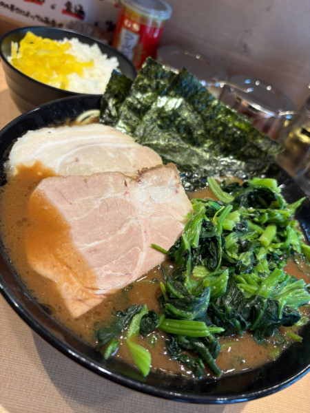 「らぁめん大盛 ほうれん草 チャーシュー増 ライス」@ます家の写真