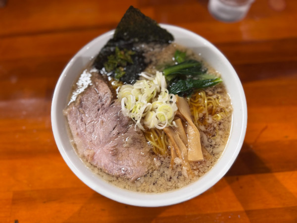 「純正上品ごってり醤油ラーメン 950円＋サービス青唐辛子」@一条流がんこラーメン金町の写真