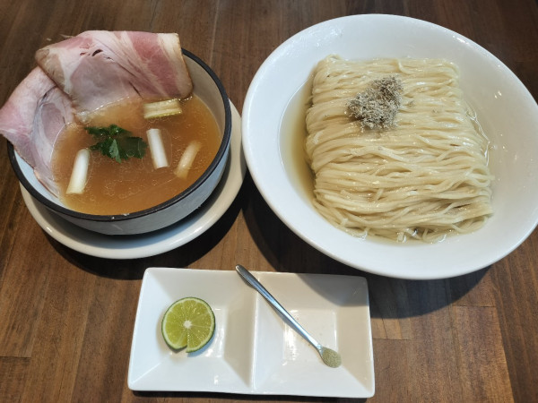「いりこ昆布水つけ蕎麦（大盛）」@中華そば 麺壁九年 本店の写真