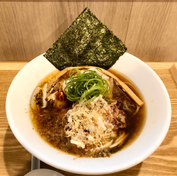 「【限定】鰯削りのせ エビわんたん冷やし正油らーめん１３５０円」@らーめん 心麦の写真