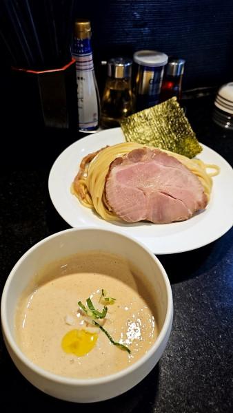 「【夏季限定】冷やしホワイトつけ麺 大盛り 追い飯付」@七福軒の写真