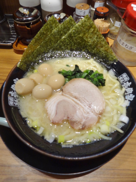「塩ラーメン680円クーポンうずら」@横浜家系ラーメン 壱角家 柏東口店の写真