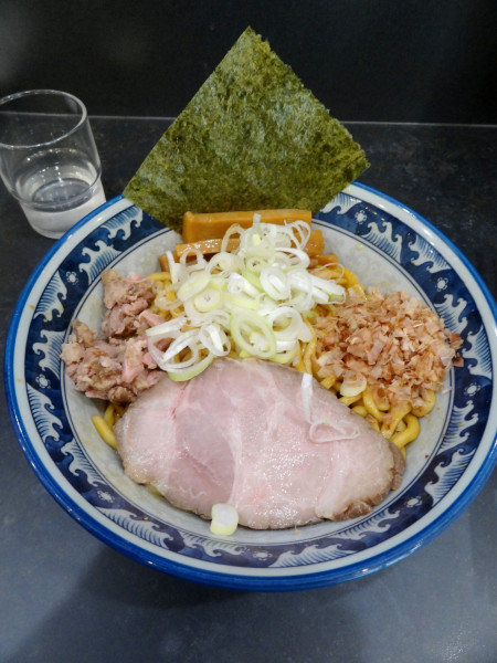 「油そば1050円 牛スジ丼ミニ330円」@兎に角 柏店の写真