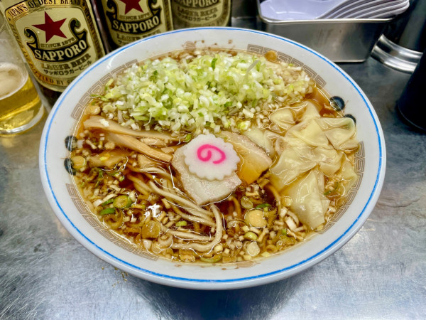 「サッポロ赤星３本＋もやしピーマン竹の子皿他→ワンタンメン細葱」@中華そば みたかの写真