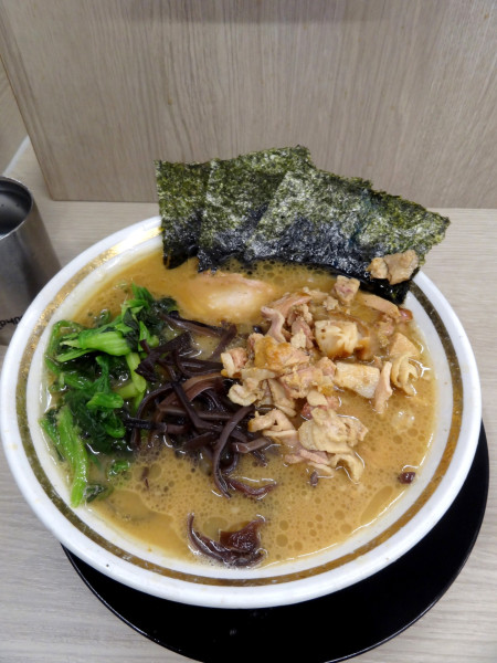 「ラーメン900円普通」@王道家直伝 との丸家 越谷店の写真