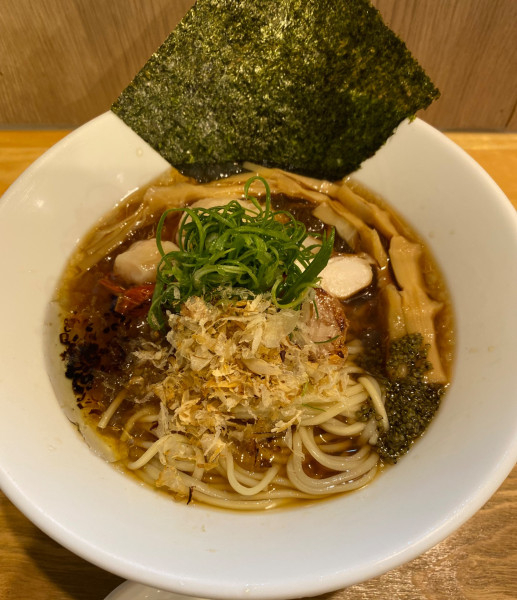 「【限定】鰯削りのせ エビわんたん冷やし正油らーめん1350円」@らーめん 心麦の写真