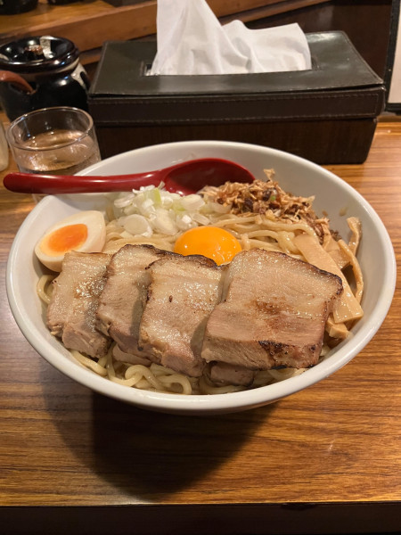 「チャーシューあぶらぁ麺　特盛　卵黄」@辛しやの写真