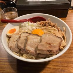 チャーシューあぶらぁ麺　特盛　卵黄
