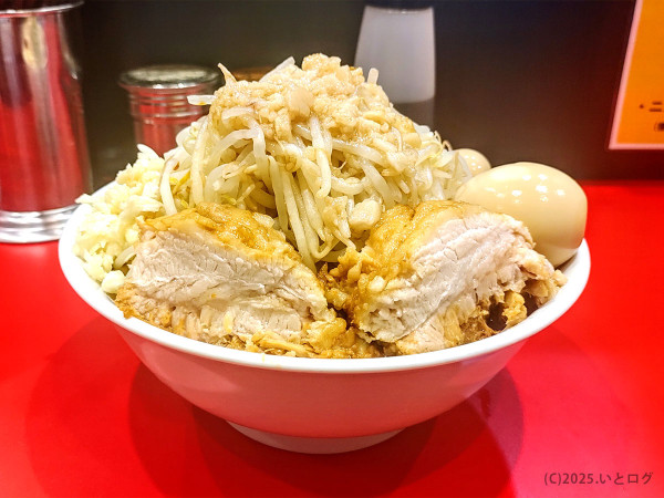 「ラーメン特大（豚まし＋味玉＋チーズ＋うずら）」@ラーメン つづき 町田店の写真