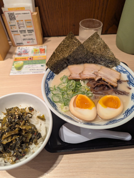 「由丸ラーメン+高菜ごはん+替え玉」@由丸 八重洲店の写真