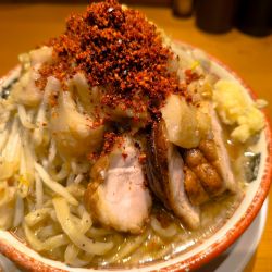 大盛りらーめん（麺硬め・脂・にんにく・唐辛子）