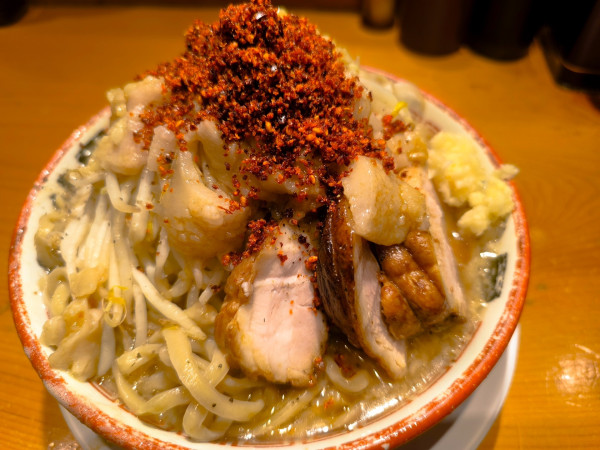 「大盛りらーめん(麺硬め・脂・にんにく・唐辛子)」@らーめん バリ男 神楽坂店の写真