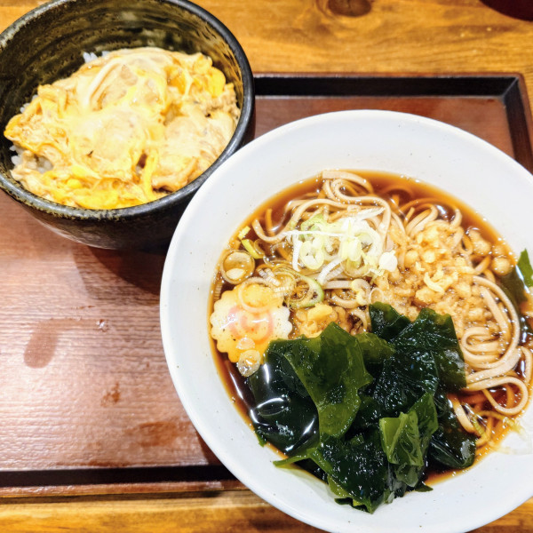 「親子丼セット 温」@十割蕎麦 嵯峨谷 浜松町店の写真
