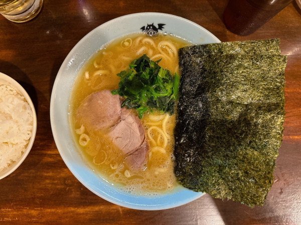 「ラーメン:900円、ごはん:100円」@洞くつ家の写真