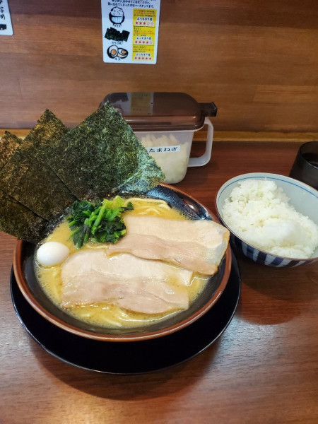 「豚骨醤油ラーメン@880」@横浜家系ラーメン なるは家の写真