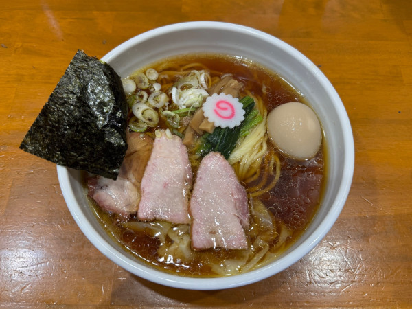 「ワンタン麺 味玉入り（しょうが醤油味）」@とら食堂 松戸分店の写真
