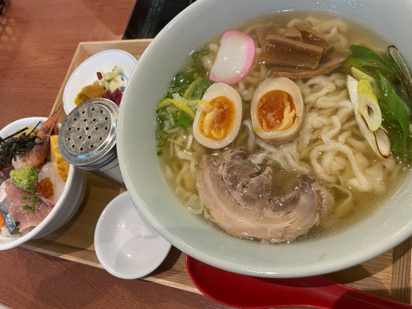 「海鮮鶏塩 手打ラーメン・ミニ海鮮丼セット：1480円」@美可美の写真