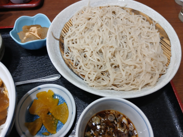 「サービス：もり蕎麦とカレー丼セット 1200円」@そば処 初味の写真