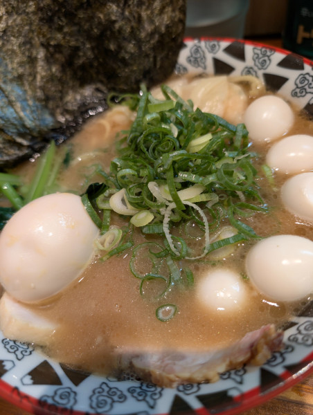 「DXラーメン・うずら増し」@家系ラーメン いんなみ家の写真